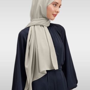 Kaffefärgad Medina Silk hijab med naturligt fall och silkeslen känsla Elegant hijab i kaffefärg med generösa mått för olika stilar Opak Medina Silk hijab – perfekt för vardag och fest