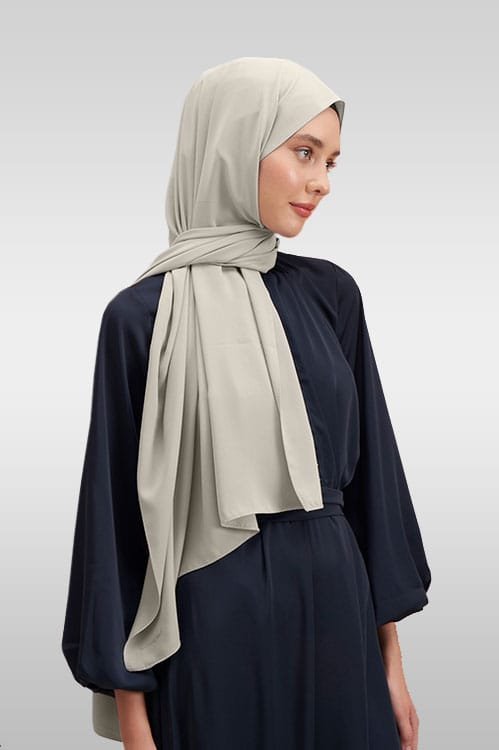 Kaffefärgad Medina Silk hijab med naturligt fall och silkeslen känsla Elegant hijab i kaffefärg med generösa mått för olika stilar Opak Medina Silk hijab – perfekt för vardag och fest