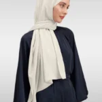 Kräm Medina Silk hijab med naturligt fall och lyxig textur Elegant hijab i kräm med mjuk och silkeslen känsla Opak Medina Silk hijab – perfekt för vardag och fest
