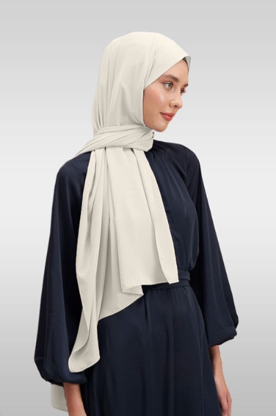 Kräm Medina Silk hijab med naturligt fall och lyxig textur Elegant hijab i kräm med mjuk och silkeslen känsla Opak Medina Silk hijab – perfekt för vardag och fest