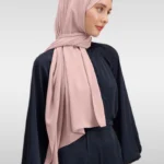 Puderrosa Medina Silk hijab med elegant silkeslen textur Lyxig hijab i puderrosa, perfekt för vardag och fest Medelstor Medina Silk hijab med naturligt fall och mjukt tyg