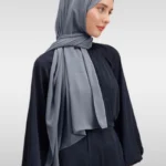 Medelgrå Medina Silk hijab med elegant drapering Lyxig hijab i medelgrå färg, mjuk och täckande Elegant Medina Silk hijab för vardag och fest