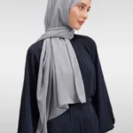 Khaki Ramadan abaya i Dubai-tyg med elegant broderi Elegant abaya i khaki med lösa ärmar och traditionell design Lyxig khaki hijab för Ramadan och festliga tillfällen