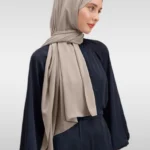Beige Ramadan hijab i Dubai-tyg med elegant silkesfinish Medina Silk Hijab i beige med följsam och mjuk passform Elegant beige hijab för vardag och festliga tillfällen
