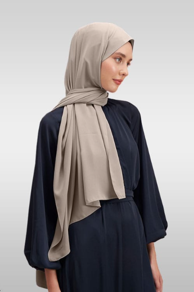 Benilly-Medina-silk-hijab-fargkod-20-4.webp Beige Ramadan hijab i Dubai-tyg med elegant silkesfinish Medina Silk Hijab i beige med följsam och mjuk passform Elegant beige hijab för vardag och festliga tillfällen