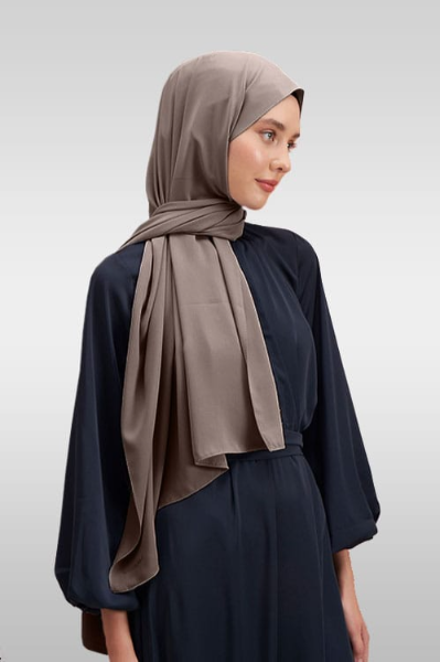 Medina Silk Hijab mörk taupe i silkesliknande tyg Elegant hijab i mörk taupe med mjukt fall Modest hijab i taupe-färg för Ramadan