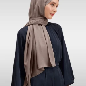 “Taupe Medina Silk hijab med elegant glans och täckning” “Hijab i taupe med följsamt fall och silkeslen yta” “Lyxig taupe hijab i Medina Silk – framifrån visning”