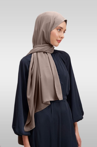 “Taupe Medina Silk hijab med elegant glans och täckning” “Hijab i taupe med följsamt fall och silkeslen yta” “Lyxig taupe hijab i Medina Silk – framifrån visning”