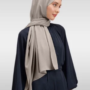 Medina Silk hijab ljus taupe i silkeslent tyg Elegant hijab i Medina Silk – perfekt för Ramadan och bön Neutral taupe hijab med mjukt fall och lyxig finish