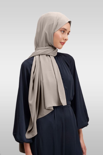 Medina Silk hijab ljus taupe i silkeslent tyg Elegant hijab i Medina Silk – perfekt för Ramadan och bön Neutral taupe hijab med mjukt fall och lyxig finish
