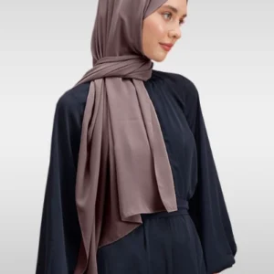 Medina Silk hijab i mörk gammalrosa med mjukt och följsamt fall Elegant hijab i Medina Silk – mörk gammalrosa färgkod 24 Täckande Medina Silk slöja i gammalrosa för Ramadan och vardag