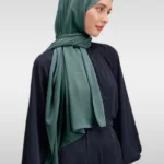Medina Silk hijab i mörkgrön med elegant fall Mörkgrön hijab i silkeslent Medina Silk-material Elegant hijab mörkgrön för Ramadan och fest