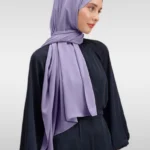 Medina Silk Hijab lila med silkeslen yta och elegant fall Elegant lila hijab i medina silk för Ramadan och fest Heltäckande hijab i lila färg med lyxig finish