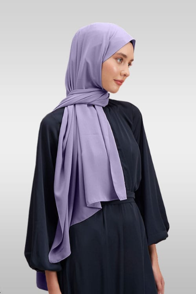 Benilly-Medina-silk-hijab-fargkod-26-2.webp Medina Silk Hijab lila med silkeslen yta och elegant fall Elegant lila hijab i medina silk för Ramadan och fest Heltäckande hijab i lila färg med lyxig finish