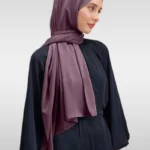 Medina Silk hijab i mörklila med mjukt och följsamt fall Elegant mörklila slöja i Medina Silk för Ramadan Täckande hijab i Medina Silk – klassisk och stilren