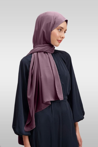 Medina Silk hijab i mörklila med mjukt och följsamt fall Elegant mörklila slöja i Medina Silk för Ramadan Täckande hijab i Medina Silk – klassisk och stilren