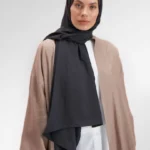 Medina silk hijab svart med mjuk och följsam struktur Elegant svart hijab i medina silk-material Täckande medina silk hijab för Ramadan och vardag