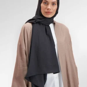 Medina silk hijab svart med mjuk och följsam struktur Elegant svart hijab i medina silk-material Täckande medina silk hijab för Ramadan och vardag
