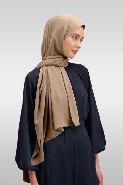 Medina Silk Hijab Kakao Brun i mjukt silke med elegant fall Elegant hijab i kakao-brun med antistatisk och skrynkelfri yta Lyxig Medina Silk Hijab – perfekt för vardag och fest