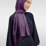 Medina Silk Hijab Lila i mjukt, följsamt tyg Elegant lila hijab i silke med generös täckning Lyxig Medina-silke slöja perfekt för vardag och fest