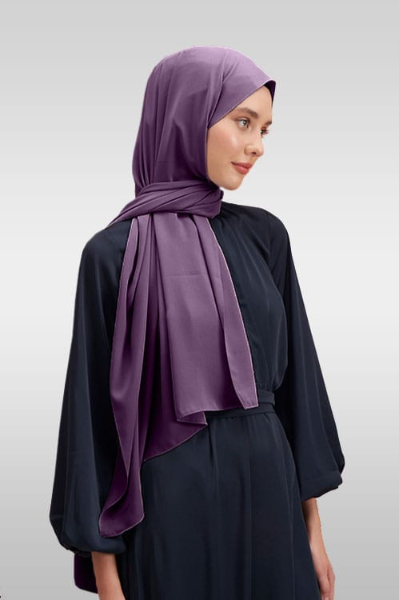 Benilly-Medina-silk-hijab-fargkod-32-1.webp Medina Silk Hijab Lila i mjukt, följsamt tyg Elegant lila hijab i silke med generös täckning Lyxig Medina-silke slöja perfekt för vardag och fest