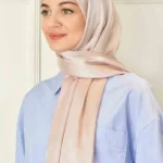 “Metallic slöja brunt socker med glänsande finish” “Elegant metallic slöja i brunt socker med draperad design” “Trendig huvudduk för fest och Ramadan i brunt socker metallic”