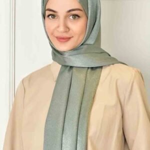 “Metallic Hijab Grön med elegant metallisk glans” “Grön hijab i metalliskt material – perfekt för fest och bröllop” “Elegant och mångsidig hijab Metallic Grön för vardag och högtider”