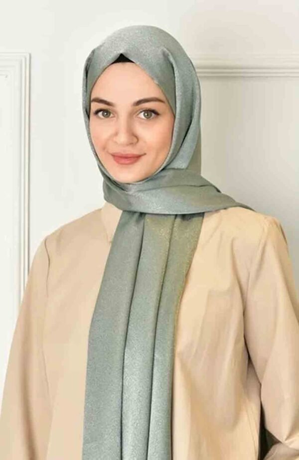 “Metallic Hijab Grön med elegant metallisk glans” “Grön hijab i metalliskt material – perfekt för fest och bröllop” “Elegant och mångsidig hijab Metallic Grön för vardag och högtider”