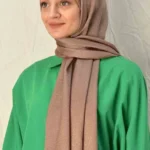 “Metallic Hijab Hasselbrun med elegant metallisk glans” “Hasselbrun hijab för Ramadan, Eid och fest” “Elegant huvudbonad med mångsidig styling”