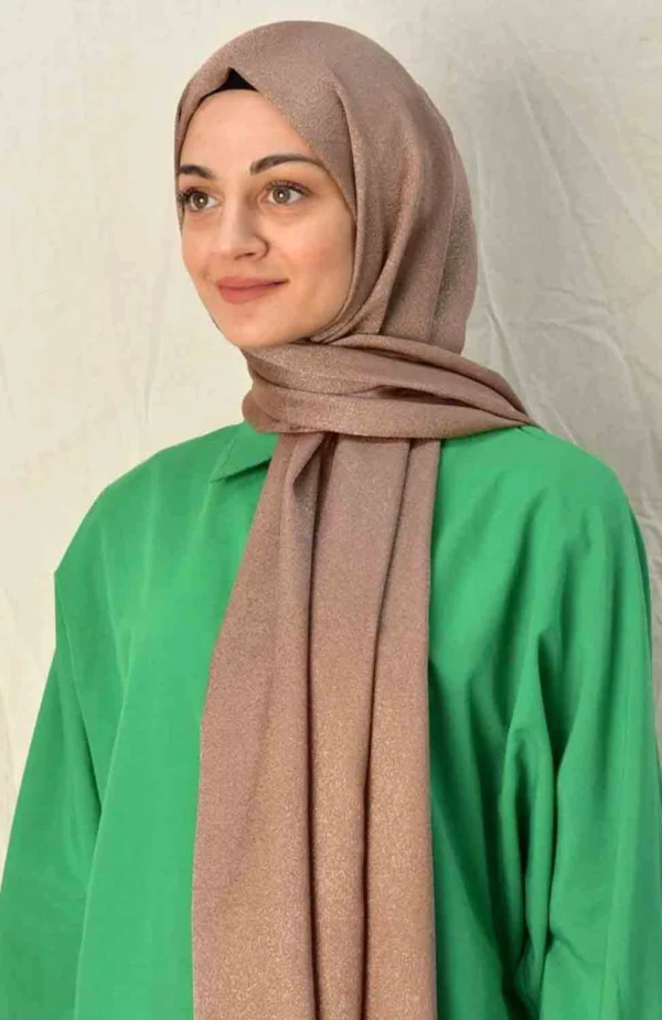 “Metallic Hijab Hasselbrun med elegant metallisk glans” “Hasselbrun hijab för Ramadan, Eid och fest” “Elegant huvudbonad med mångsidig styling”