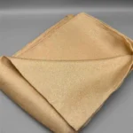 “Metallic slöja guld med elegant drapering” “Elegant guld slöja för bröllop och fest” “Modern metallic hijab som glänser i ljuset”