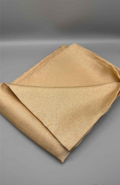 “Metallic slöja guld med elegant drapering” “Elegant guld slöja för bröllop och fest” “Modern metallic hijab som glänser i ljuset”