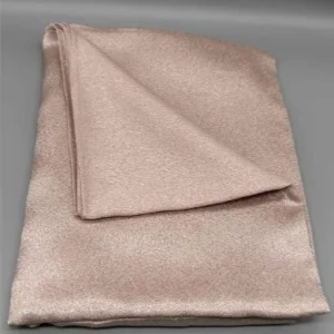 Metallic slöja ljusrosa med subtil glans och elegant drapering Elegant ljusrosa slöja med metallisk finish, perfekt för fest och Ramadan Modernt designad metallic slöja i ljusrosa med volym runt halsen