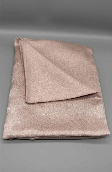 Metallic slöja ljusrosa med subtil glans och elegant drapering Elegant ljusrosa slöja med metallisk finish, perfekt för fest och Ramadan Modernt designad metallic slöja i ljusrosa med volym runt halsen