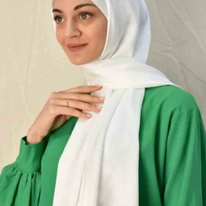 “Metallic Hijab Pärlvit med elegant glans och mjuk design” “Elegant pärlvit hijab med flera bäralternativ” “Mångsidig metallic hijab för fest och vardag”