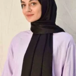 “Metallic Hijab Svart med elegant metallisk glans” “Stilfull svart hijab för bröllop och fest” “Modern hijab i svart metallic för vardag och speciella tillfällen”