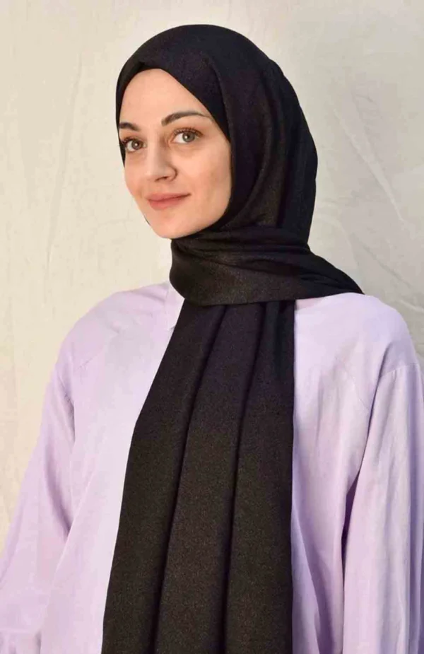 “Metallic Hijab Svart med elegant metallisk glans” “Stilfull svart hijab för bröllop och fest” “Modern hijab i svart metallic för vardag och speciella tillfällen”