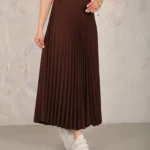 Brun plisserad kjol i Dubai-tyg med elegant veckdesign Elegant plisserad kjol i brun med bekväm midja och stilfull passform Tidlös brunt plisserad kjol perfekt för fest och högtider