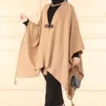 Beige poncho i Dubai-tyg med elegant flödande passform Klassisk beige poncho med mjukt och följsamt material Modest ytterplagg för vardag, fest och bönestunder