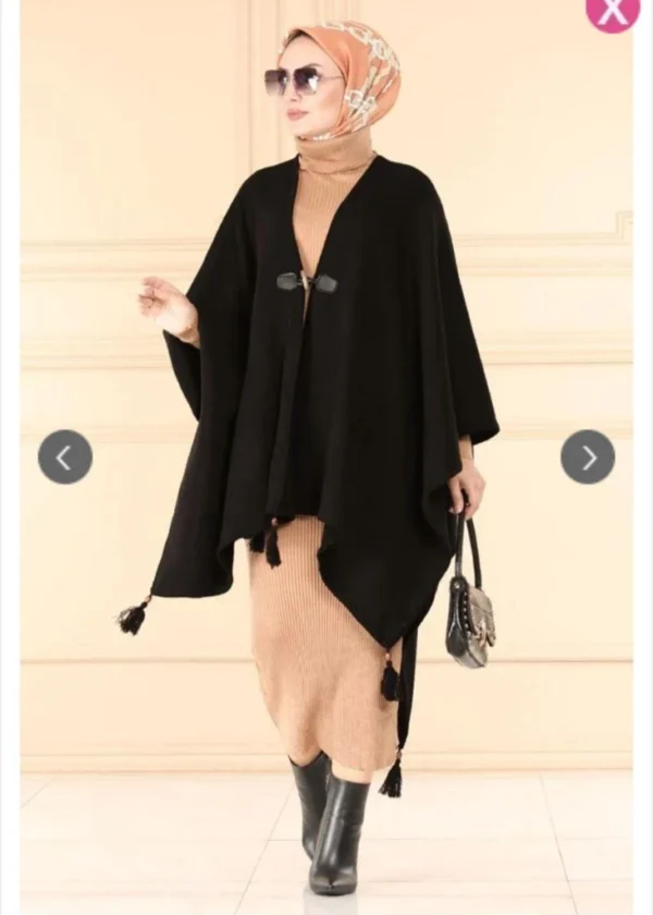 Svart poncho dam i modest design framifrån Elegant svart poncho med lös passform och mjukt fall Modest poncho i svart stylad med slöja