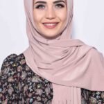 Beige instant lycra hijab i mjukt stretchmaterial Elegant instant hijab i beige för Ramadan och vardag Lycra hijab beige med bekväm passform