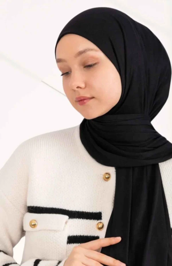 Premium Jersey Hijab Svart i mjukt och elastiskt tyg Elegant och bekväm svart hijab för vardag och fest Mångsidig hijab i svart jersey, enkel att styla