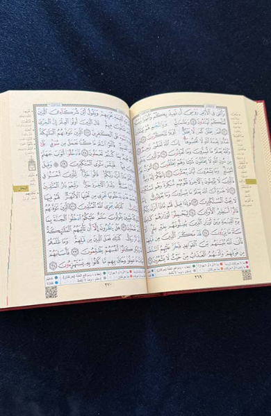 “Heliga Koranen med Tajweed i arabisk text 14x19 cm” “Koran med tydliga Tajweed-markeringar och QR-kod för recitation” “Lär dig recitera Koranen korrekt med denna praktiska Tajweed-Koran”