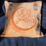“Ramadan kuddfodral med måne- och stjärnmotiv i rosa” “Elegant kuddfodral för Ramadan och Eid dekoration” “Mjukt och hållbart Ramadan kuddfodral för hem och gåva”