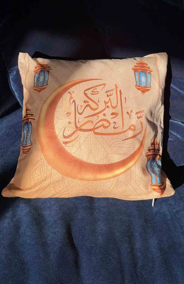 “Ramadan kuddfodral med måne- och stjärnmotiv i rosa” “Elegant kuddfodral för Ramadan och Eid dekoration” “Mjukt och hållbart Ramadan kuddfodral för hem och gåva”