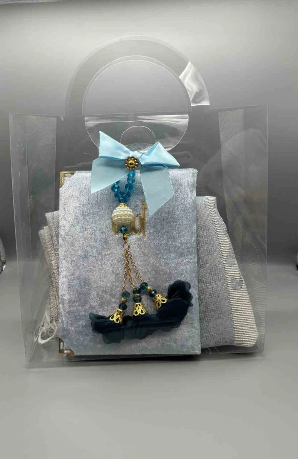 Benilly-Ramadan-Present-Ljusbla.webp “Ramadan presentset med radband, bönematta och bok” “Elegant gåva för Ramadan och Eid” “Exklusivt religiöst presentset för muslimska högtider”