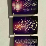 “Ramadan Kareem tavla med kalligrafiska detaljer” “Elegant RamadanDekoration för hem och gåva” “Tavla med Ramadan motiv för vardagsrum eller matsal”