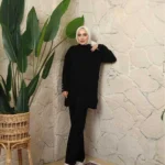 Ribbstickad set svart dam i mjukt material Elegant ribbstickat set i svart för modest stil Svart ribbstickat damset med bekväm passform