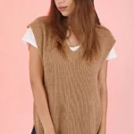 Ribbstickad slipover beige i mjukt material med ribbmönster Elegant slipover i beige med lös passform och tidlös design Beige ribbstickad tröja för vardag och fest