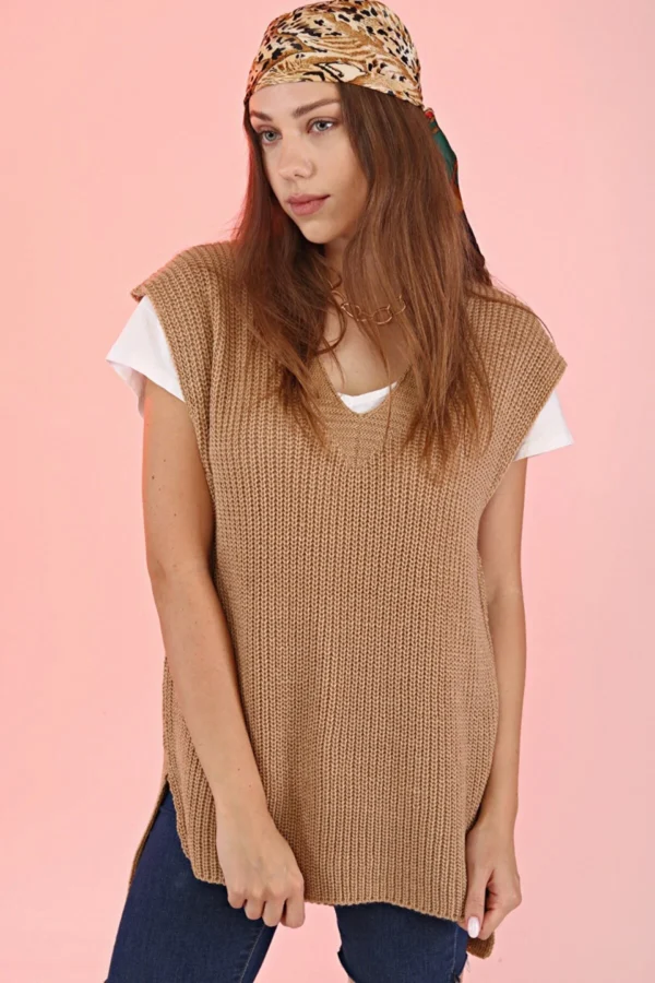 Benilly-Ribbstickad-slipove-beige-2-1-1.webp Ribbstickad slipover beige i mjukt material med ribbmönster Elegant slipover i beige med lös passform och tidlös design Beige ribbstickad tröja för vardag och fest